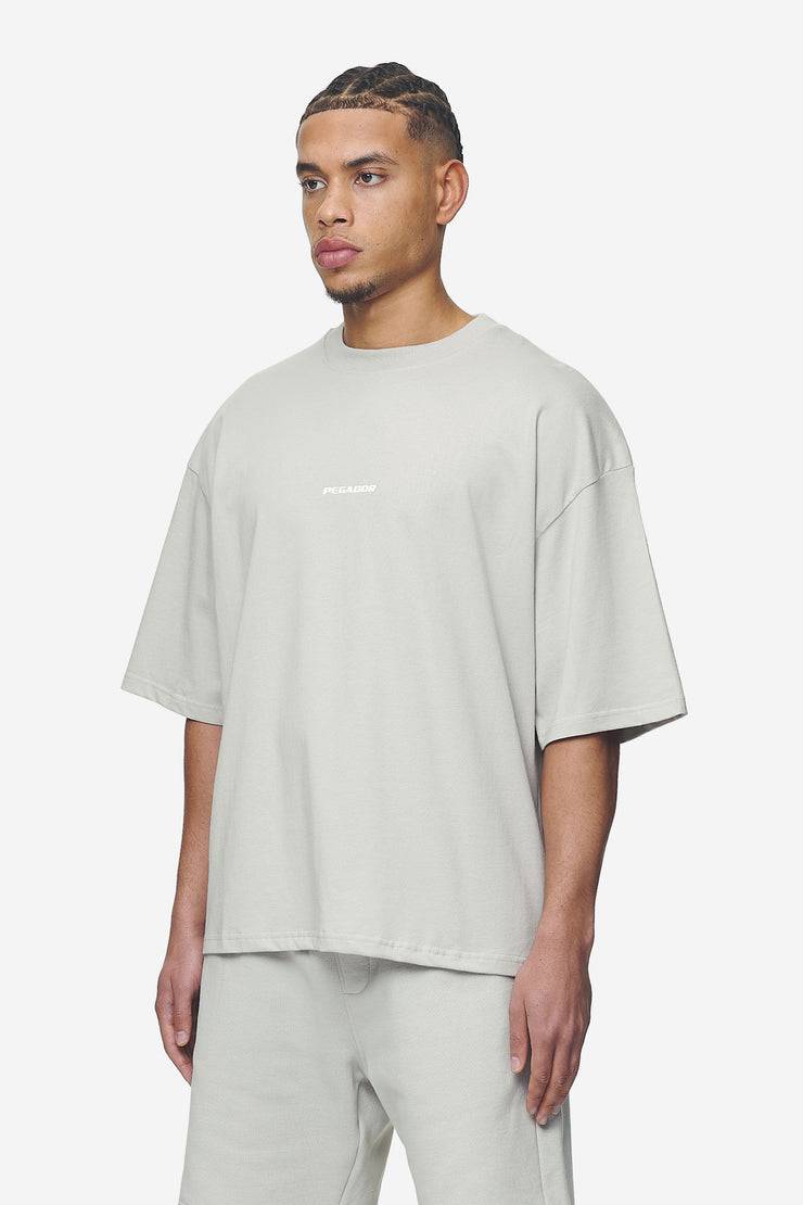 Pegador Logo Boxy Tee Washed Pearl Grey White Gum Saisonschlussverkauf