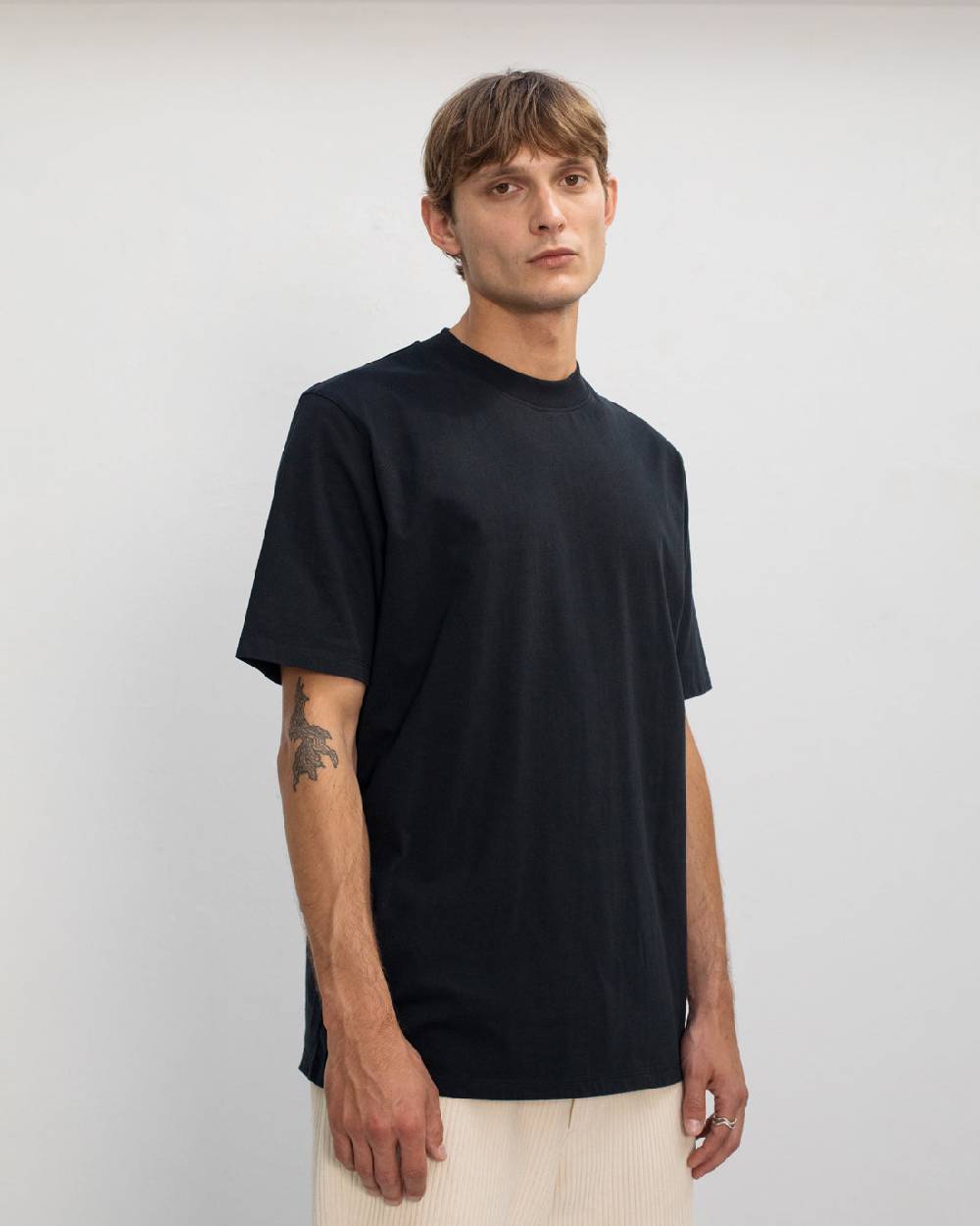Rotholz Basic T-Shirt mit breitem Kragen Bio Baumwolle - Schwarz Räumungsverkauf