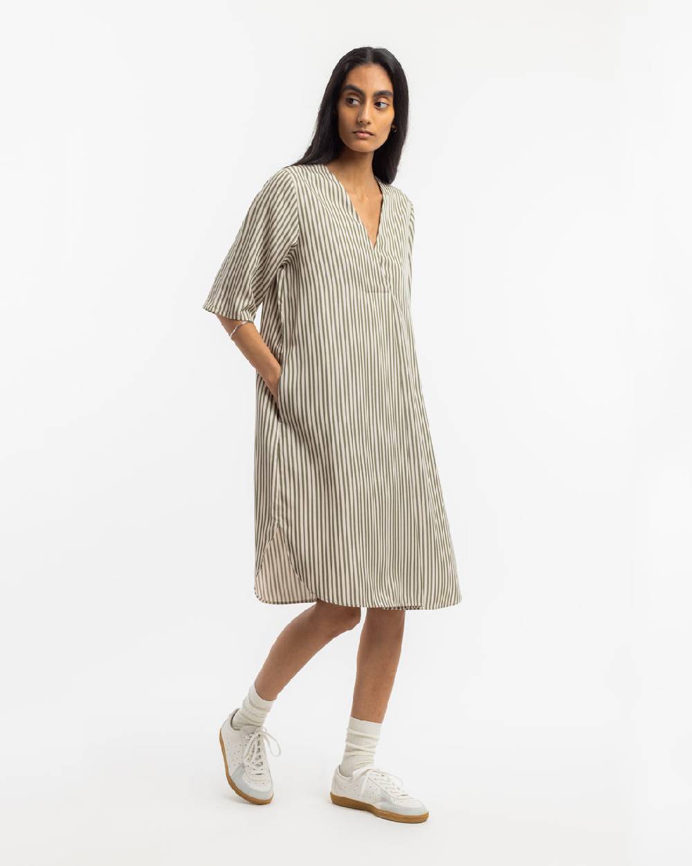 Rotholz Kaftan Kleid aus Lyocell - Oliv Gestreift Limitierter Zeitrabatt