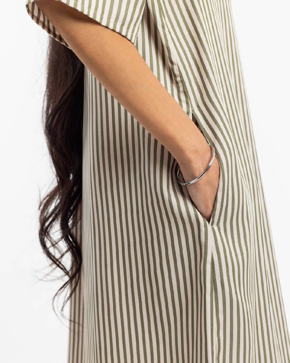Rotholz Kaftan Kleid aus Lyocell - Oliv Gestreift Limitierter Zeitrabatt